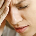 Wat zijn drie oorzaken van veelvoorkomende hoofdpijn?